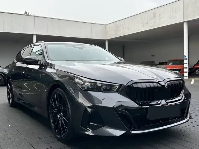 BMW 5 Series view 4