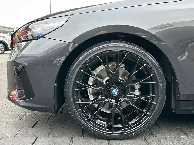 BMW 5 Series view 6