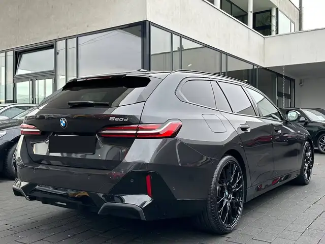 BMW 5 Series view 14