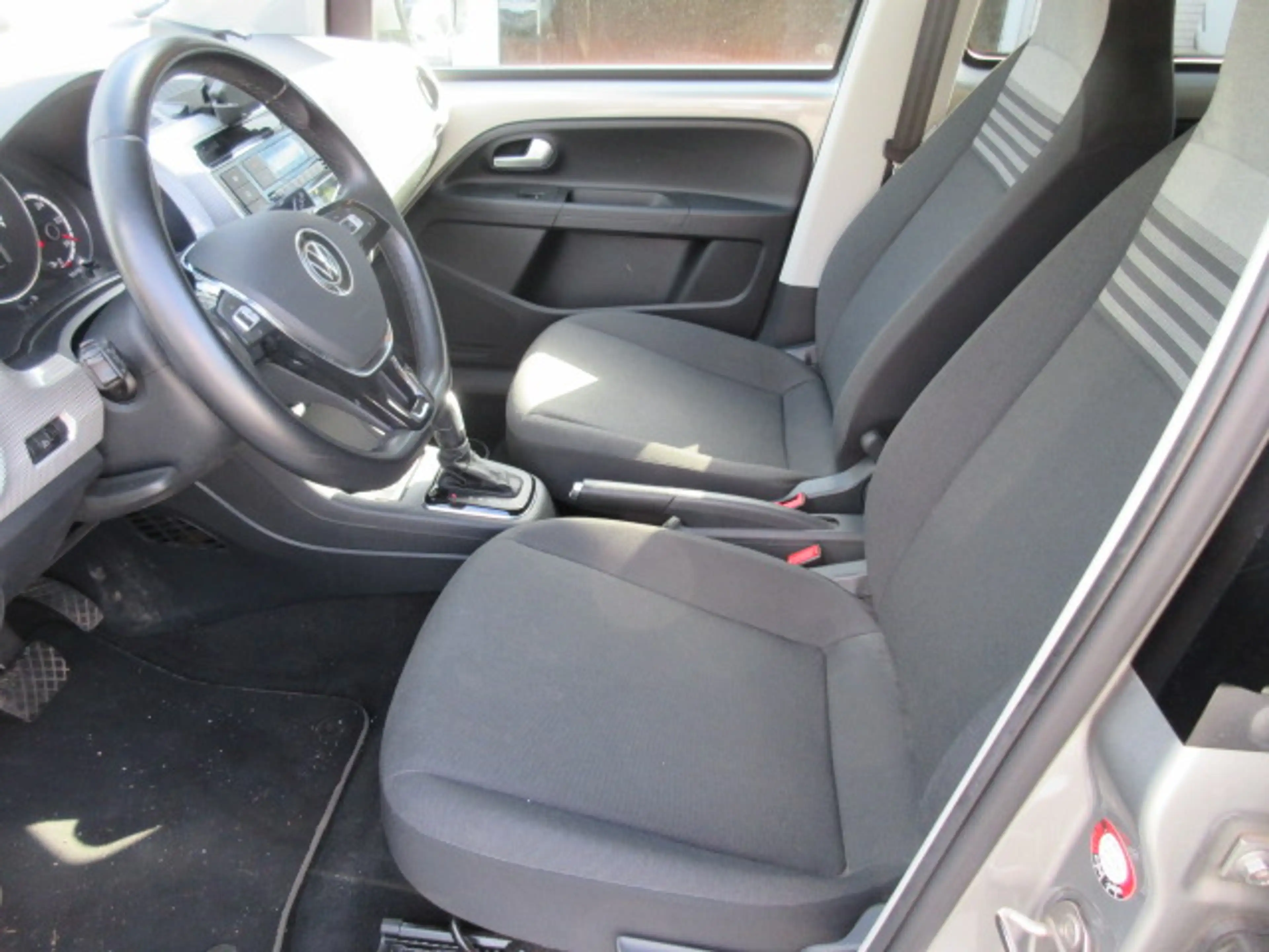 Volkswagen e-up! Style "Plus" Automatik NAVIV. KAMERA GRA ALU APS SITZHEIZUNG CLIMATRONIC — photo 6