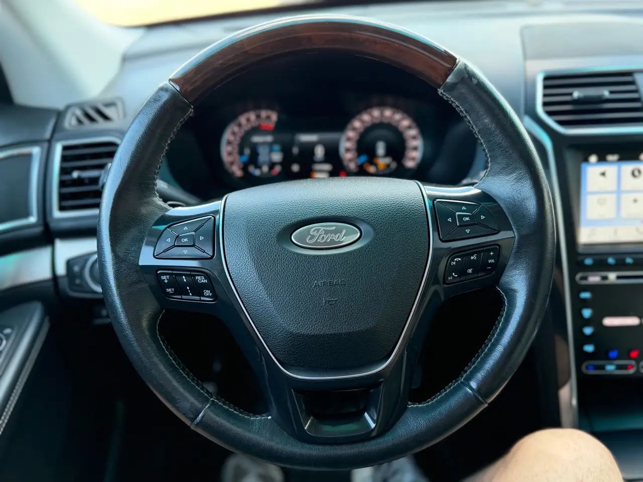 Ford Explorer photo Ford Explorer