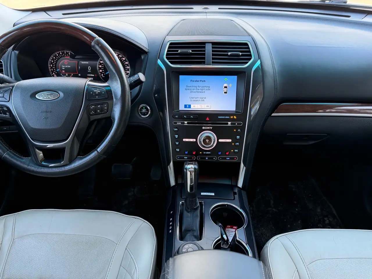 Ford Explorer photo Ford Explorer
