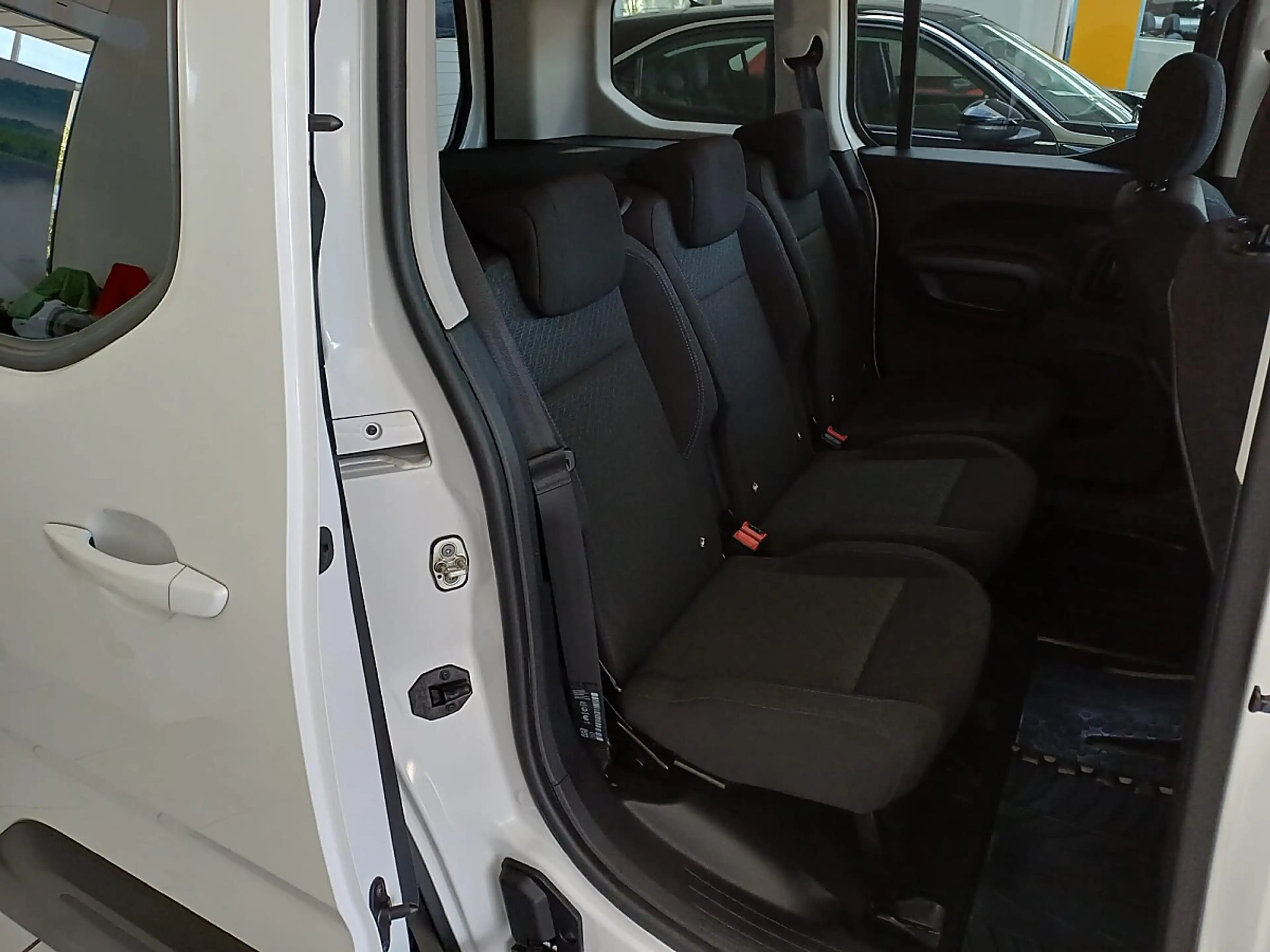 Peugeot Rifter 1,5 BlueHDI 100 S&S Allure — photo 13