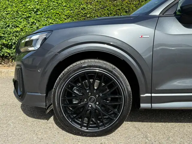 Audi Q2 view 8