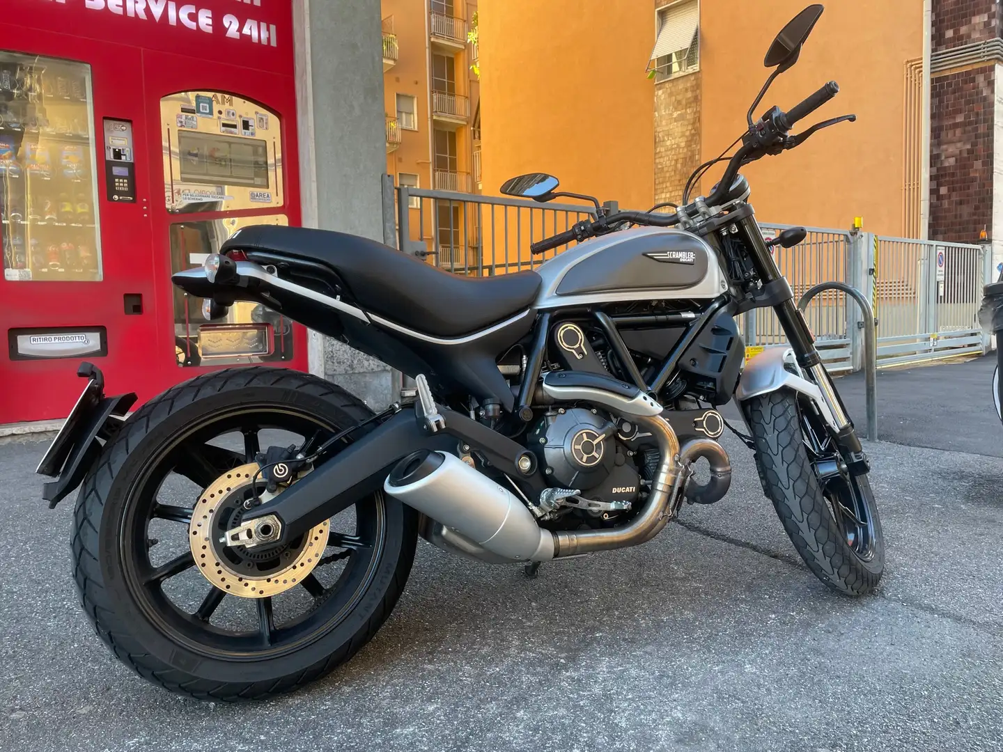 Ducati Scrambler Icon 2018 siva - 2