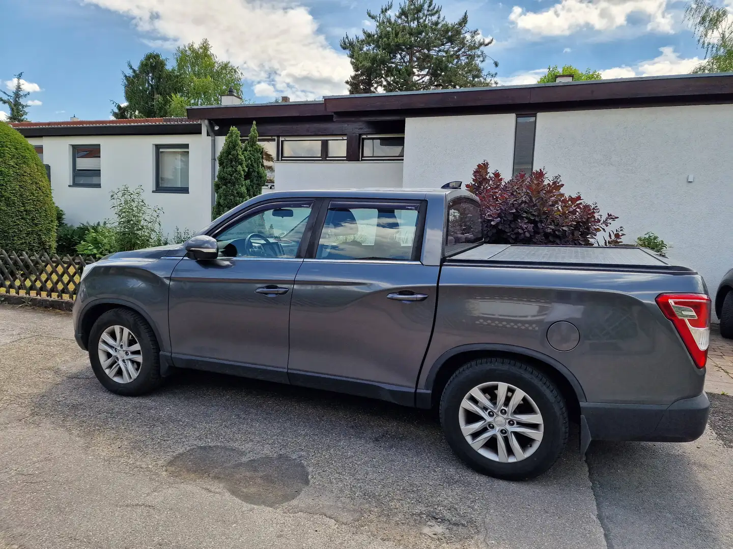 SsangYong Musso Musso 2,2 E-XDI Quartz 4 WD AT Grau - 1