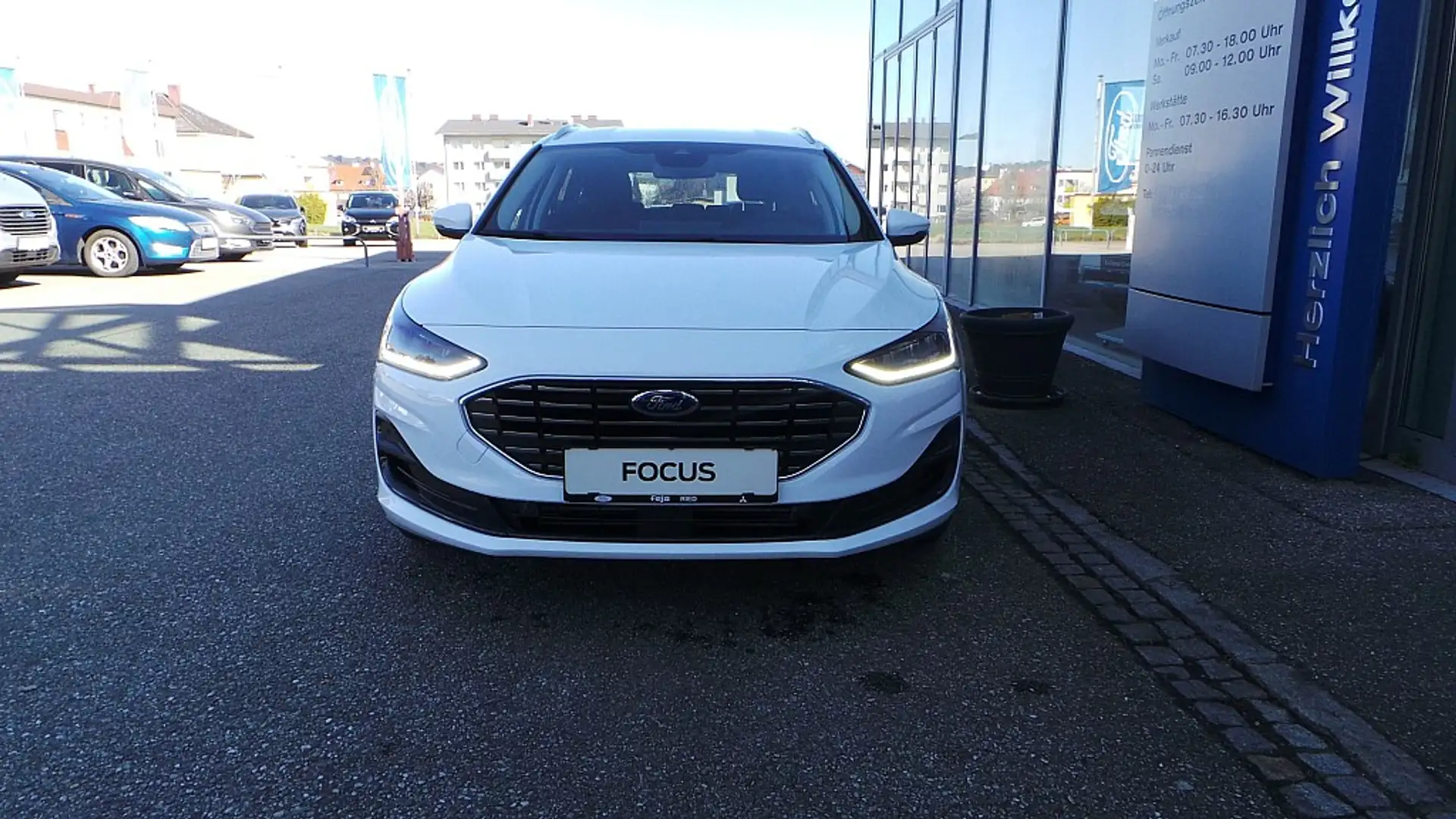 Ford Focus Turnier 1,0 EcoBoost Hybrid Titanium Edition mHEV Weiß - 2