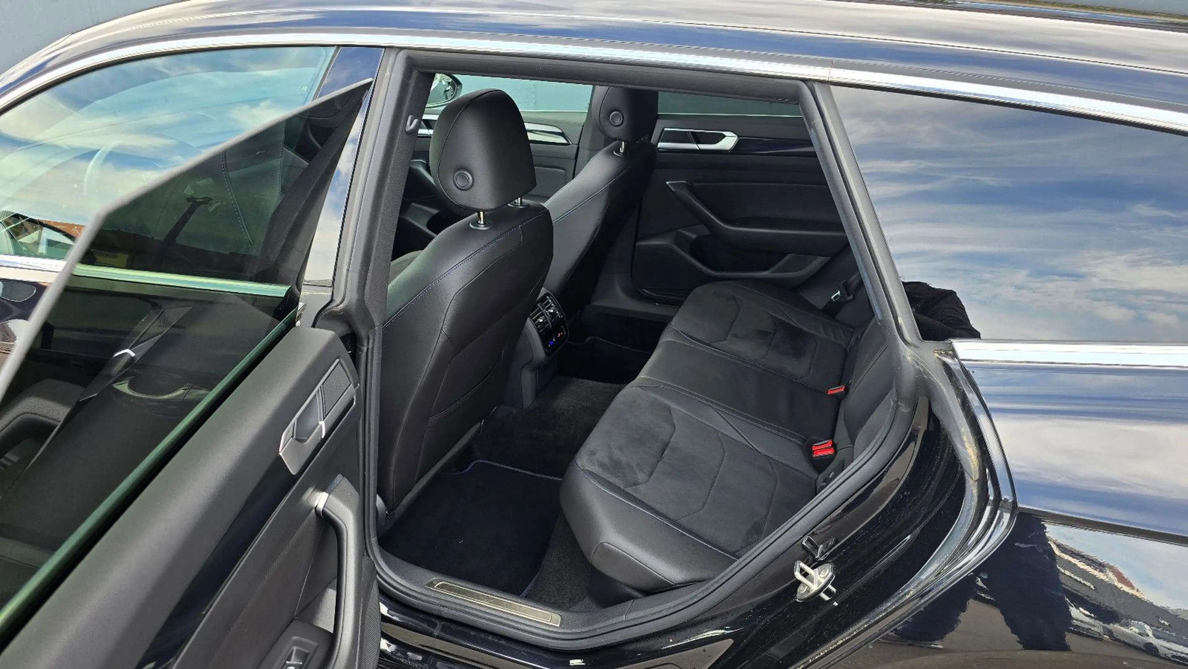 Volkswagen Arteon R 4M DSG Pano/ACC/DCC/360*/Key-less/20 — photo 9
