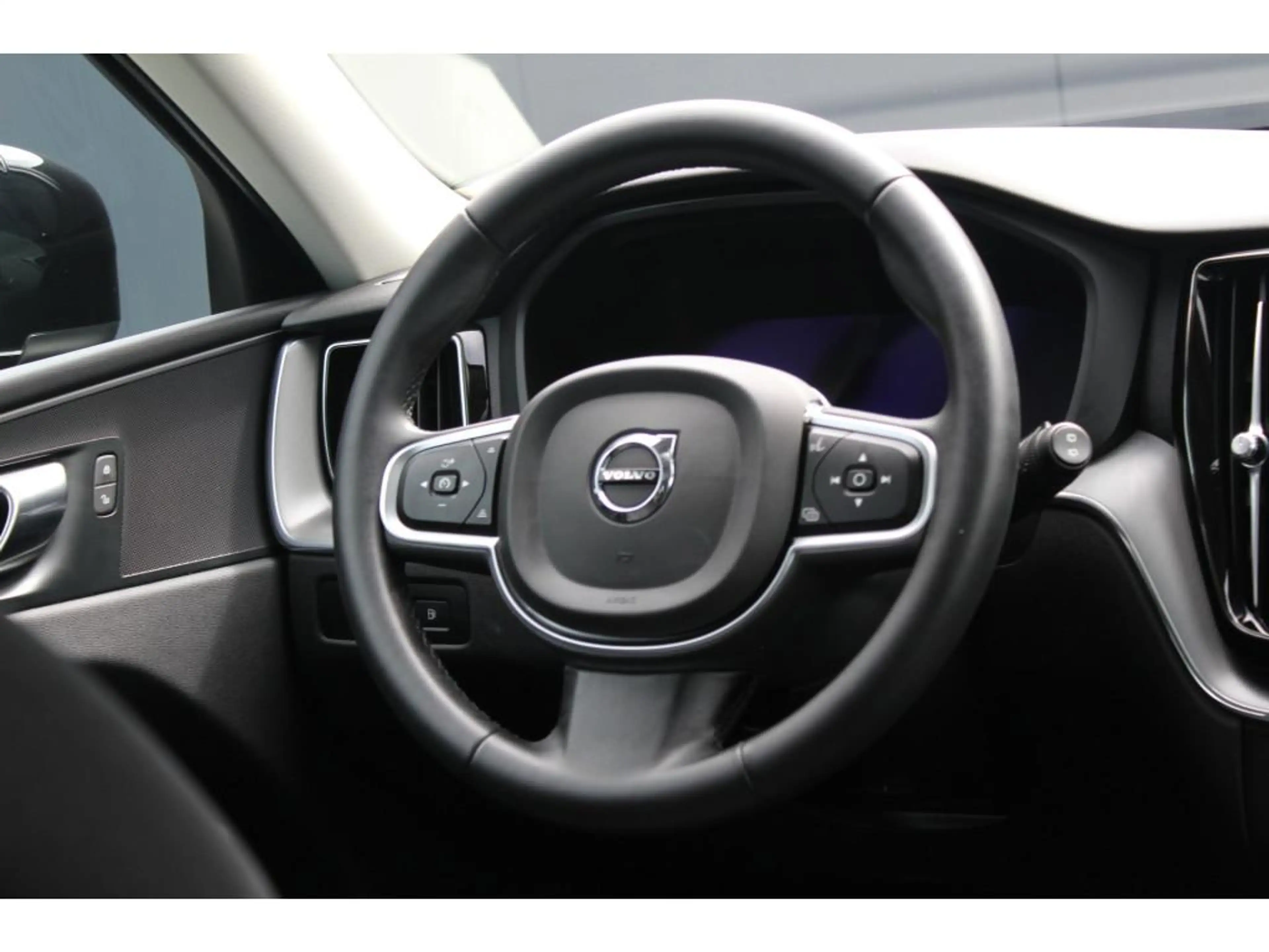 Volvo XC60 2.0 T6 Plug-in hybrid AWD Core Bright | Incl. 12 m — photo 2