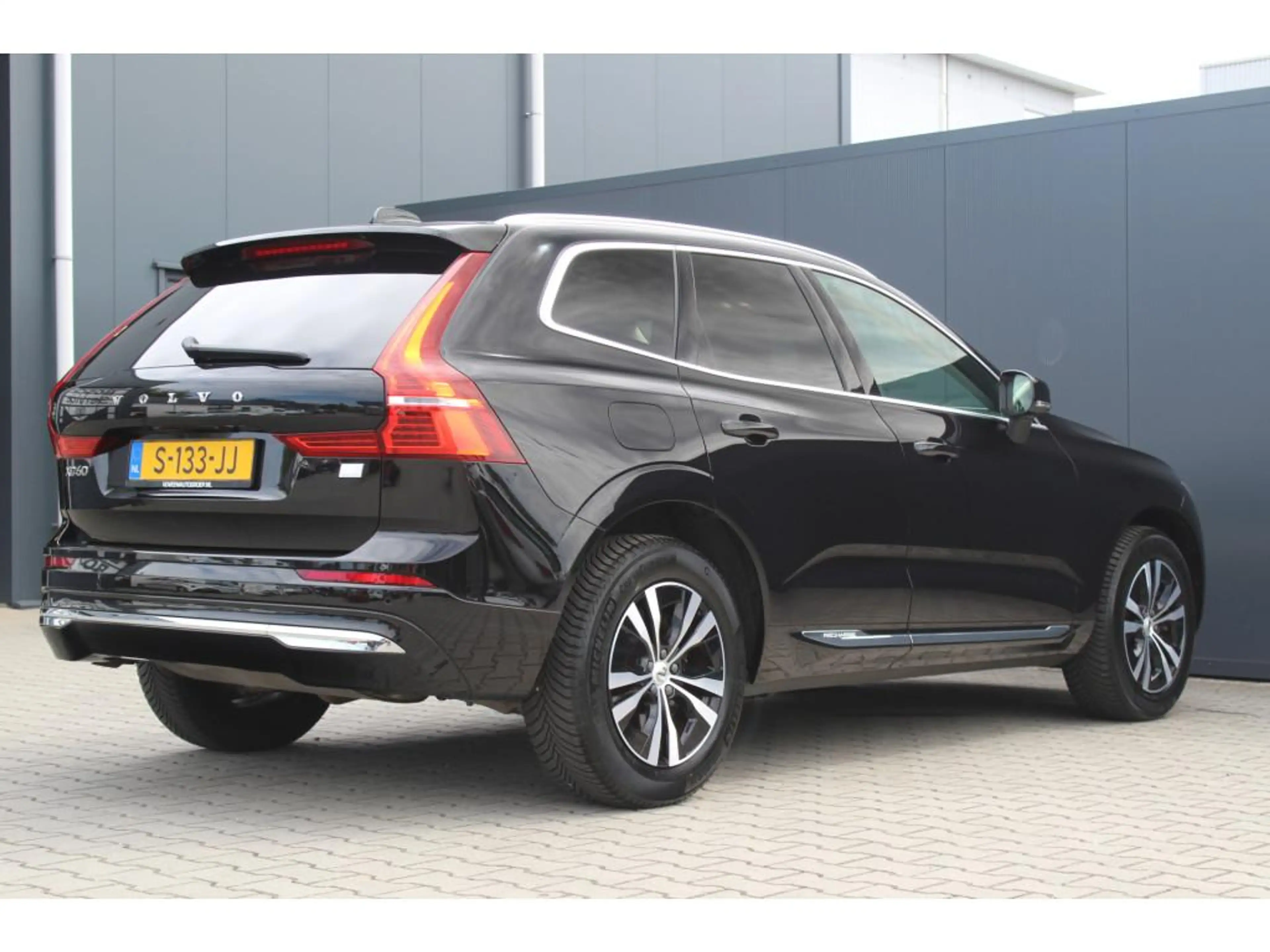 Volvo XC60 2.0 T6 Plug-in hybrid AWD Core Bright | Incl. 12 m — photo 3