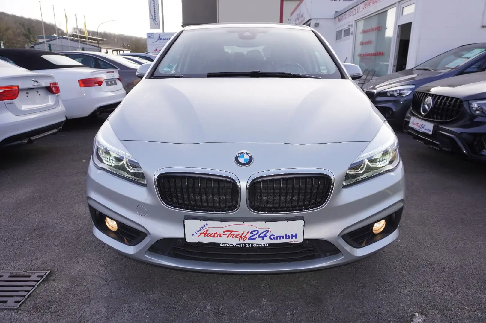 BMW 218 Active Tourer Advantage*Autom.*9.900KM*TOP!! Silber - 2