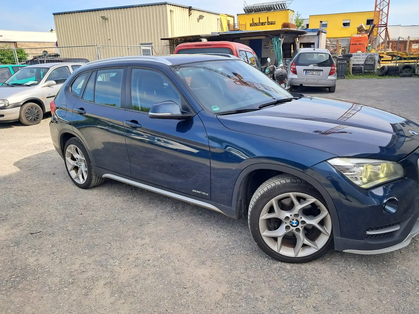 BMW X1 sDrive18d Blau - 2