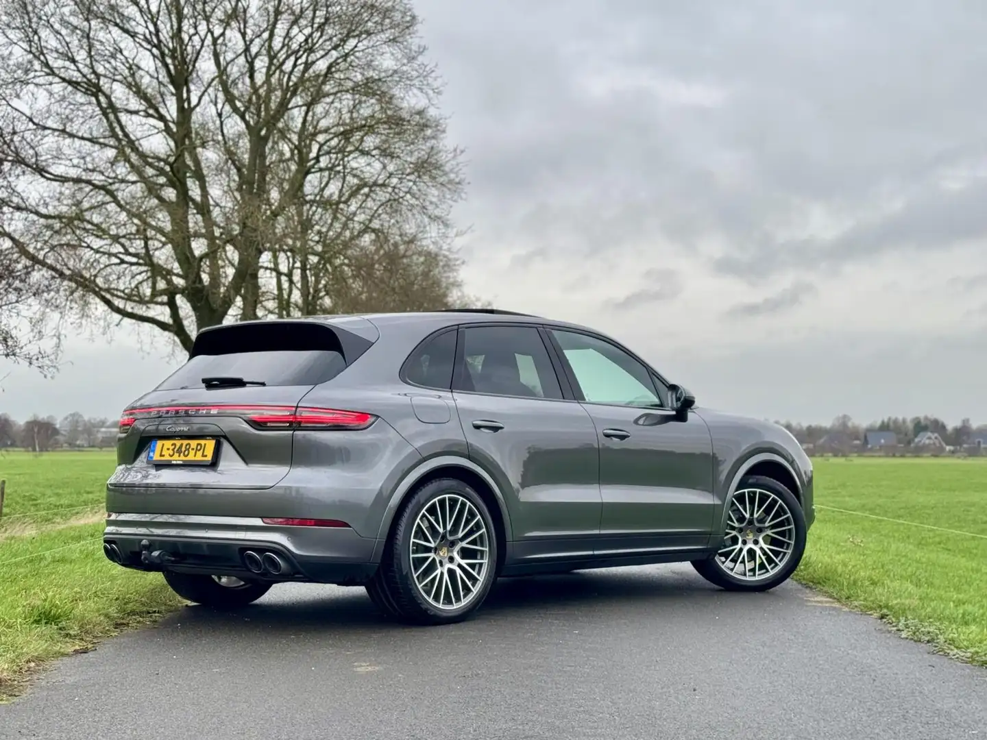 Porsche Cayenne 3.0 E-|Sport Design|Adapt. stoelen|Haak|Pano|1e ei Grau - 2