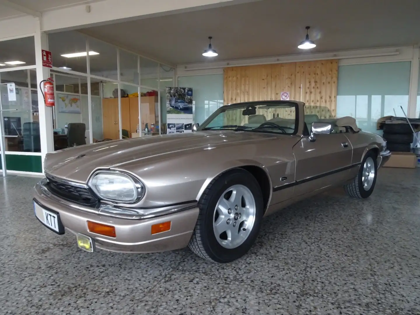 Jaguar XJS Convertible 4.0 Бежевий - 1