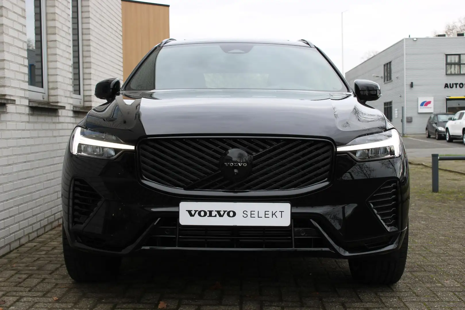 Volvo XC60 T6 Plug-in hybrid AWD Plus Black Edition | Panoram Schwarz - 2