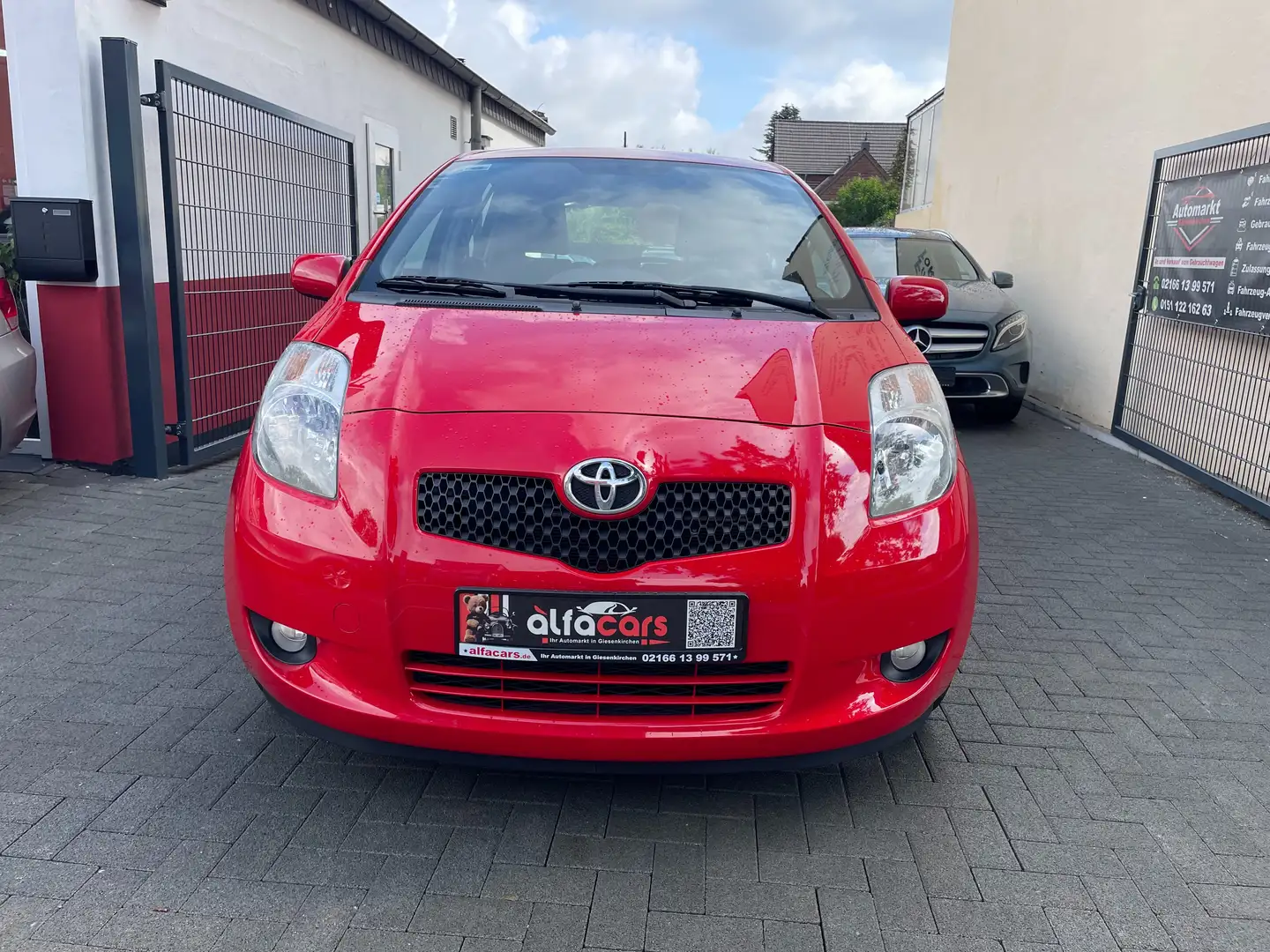 Toyota Yaris Travel | Klima | 2.Hand | HU Neu | Garantie Rot - 2