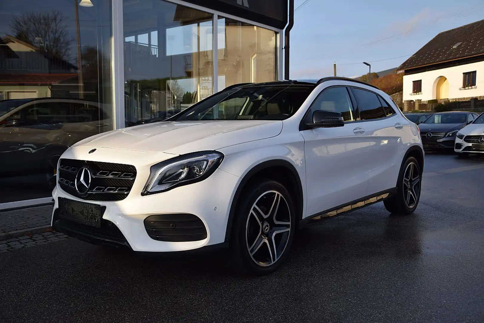 Mercedes-Benz GLA 200 d 4MATIC Aut. *AMG-Line* Wit - 2