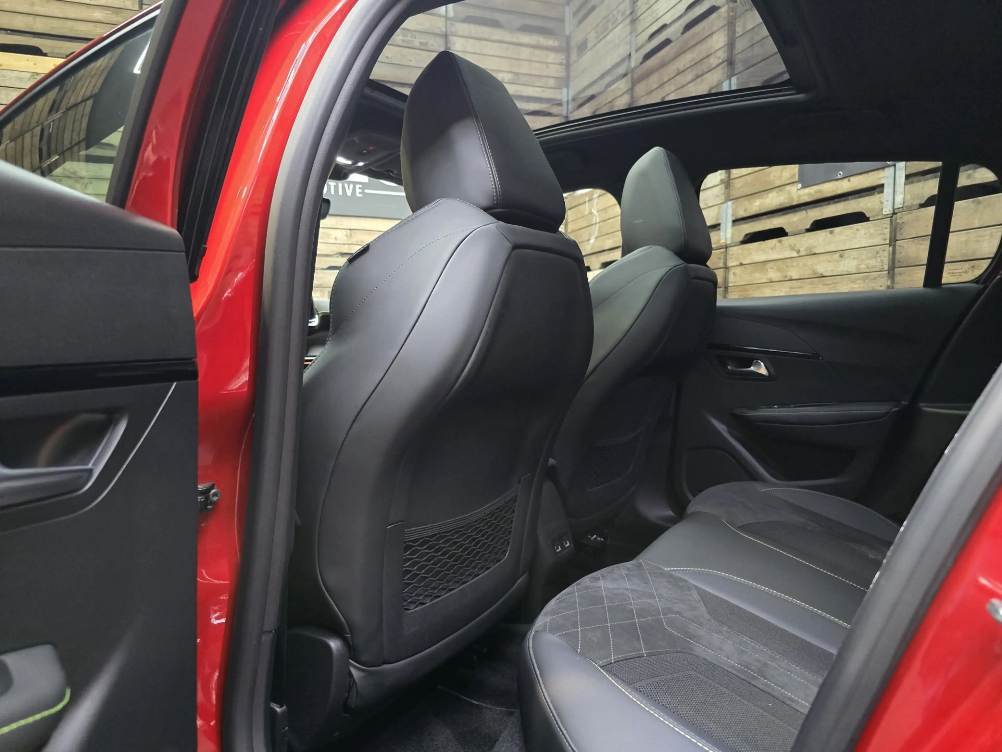 Peugeot e-208 EV Allure 50 kWh GT Pano Memory Camera Clima Cruis — photo 7