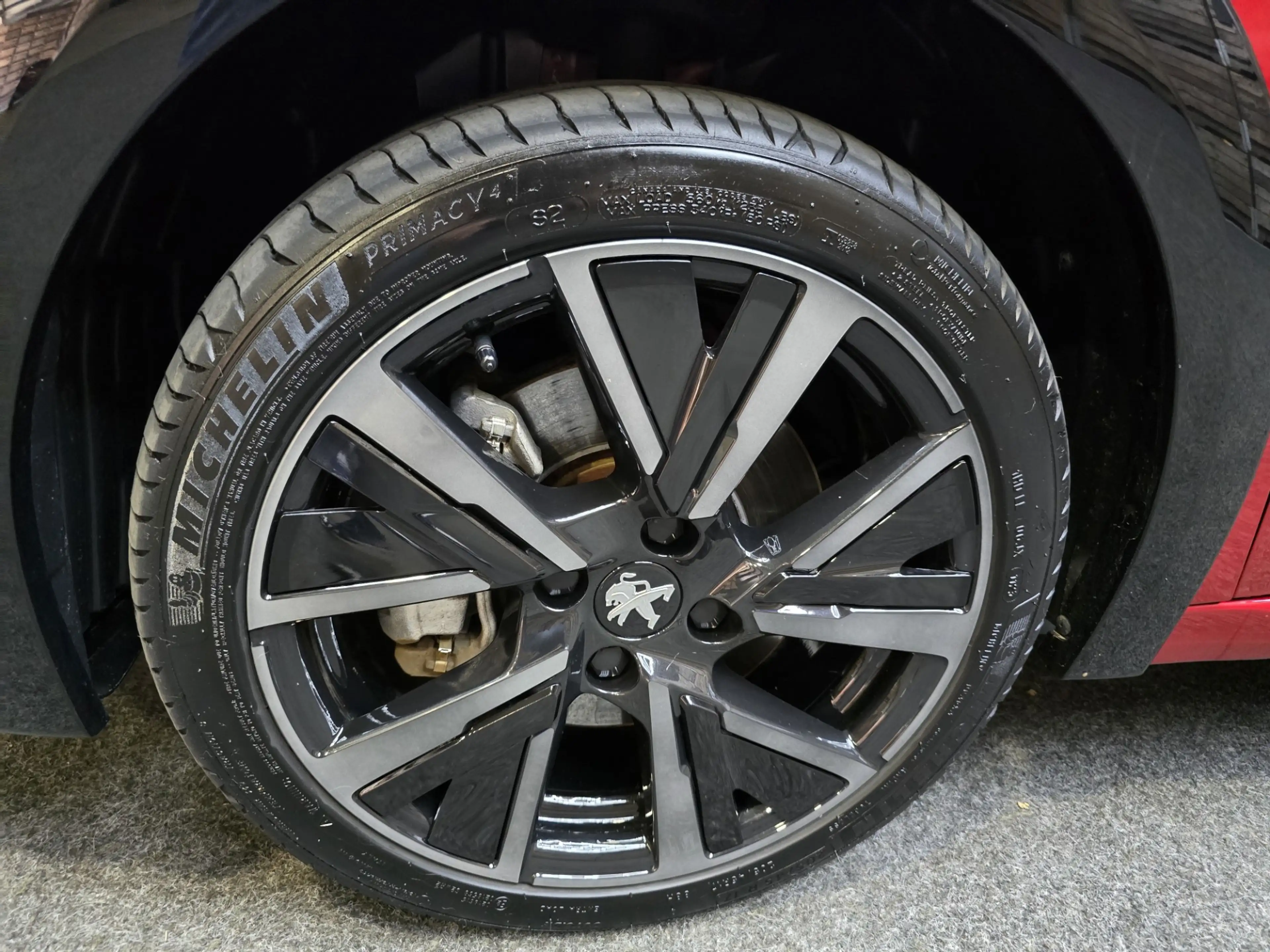 Peugeot e-208 EV Allure 50 kWh GT Pano Memory Camera Clima Cruis — photo 2