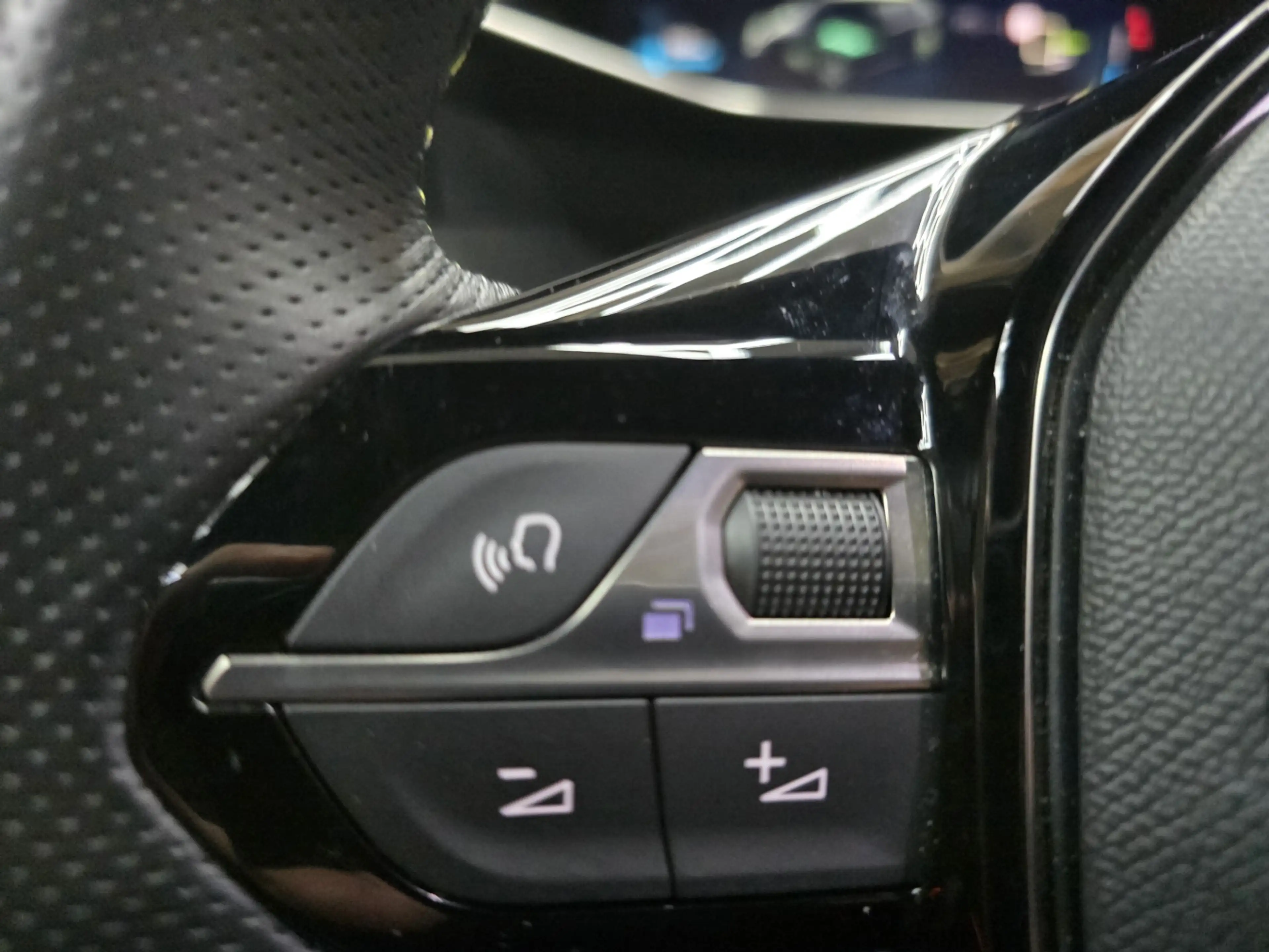 Peugeot e-208 EV Allure 50 kWh GT Pano Memory Camera Clima Cruis — photo 9