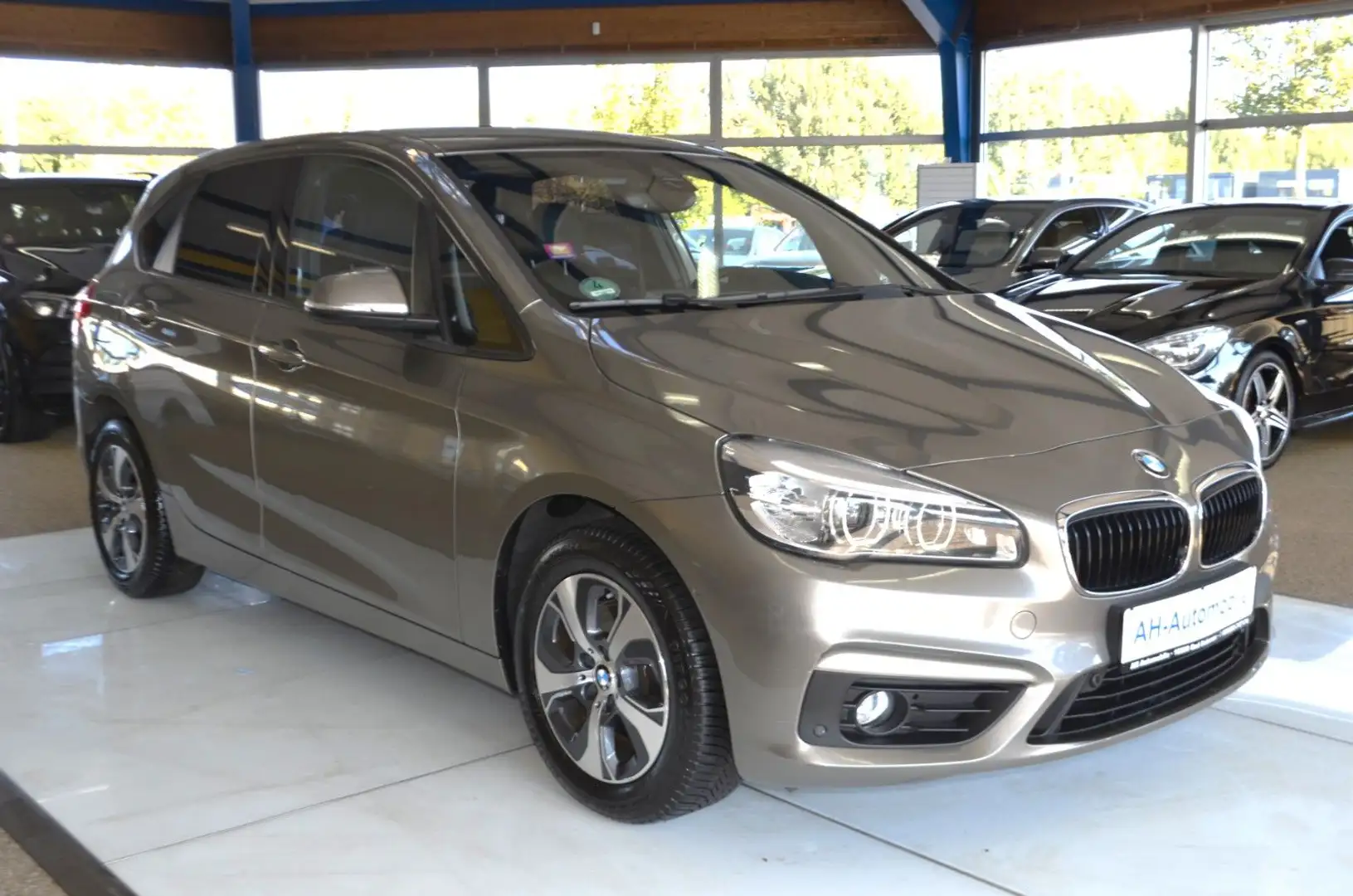BMW 220 i Active Tourer AUTOMATIK / XENON / NAVI Silber - 2