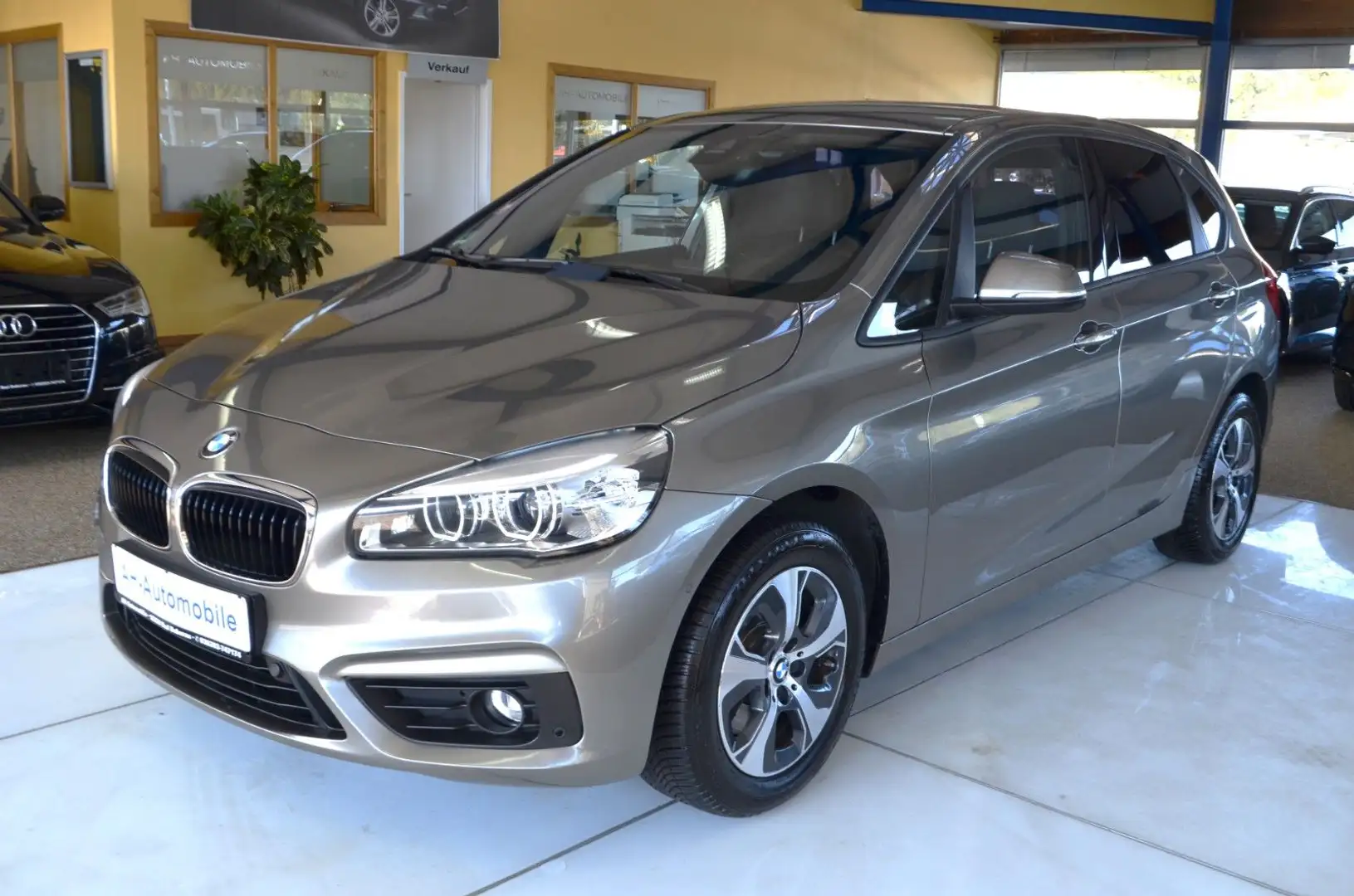 BMW 220 i Active Tourer AUTOMATIK / XENON / NAVI Silber - 1