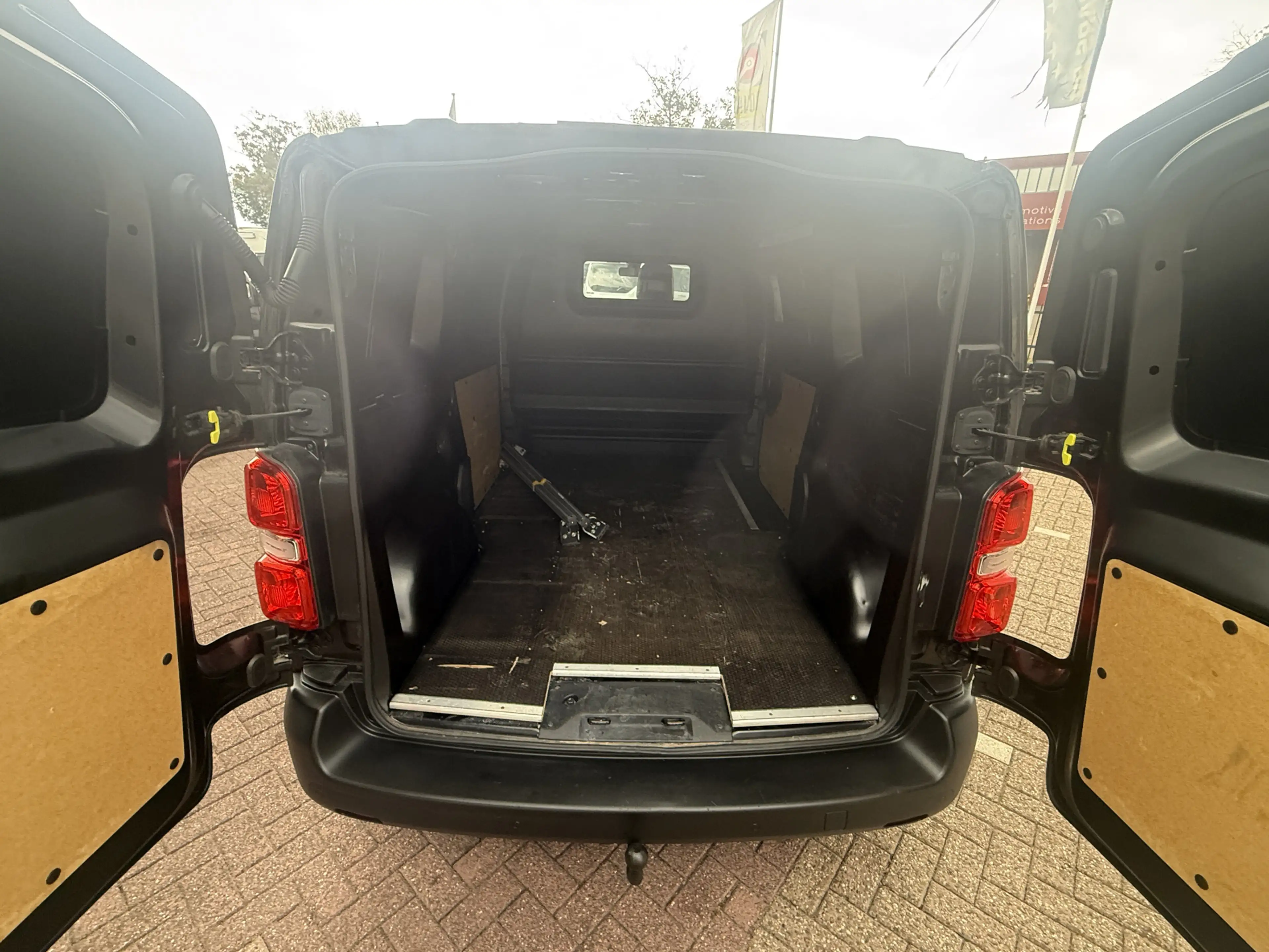 Peugeot Expert 2.0 BlueHDI 180 Premium automaat 177 pk org nl aut — photo 7