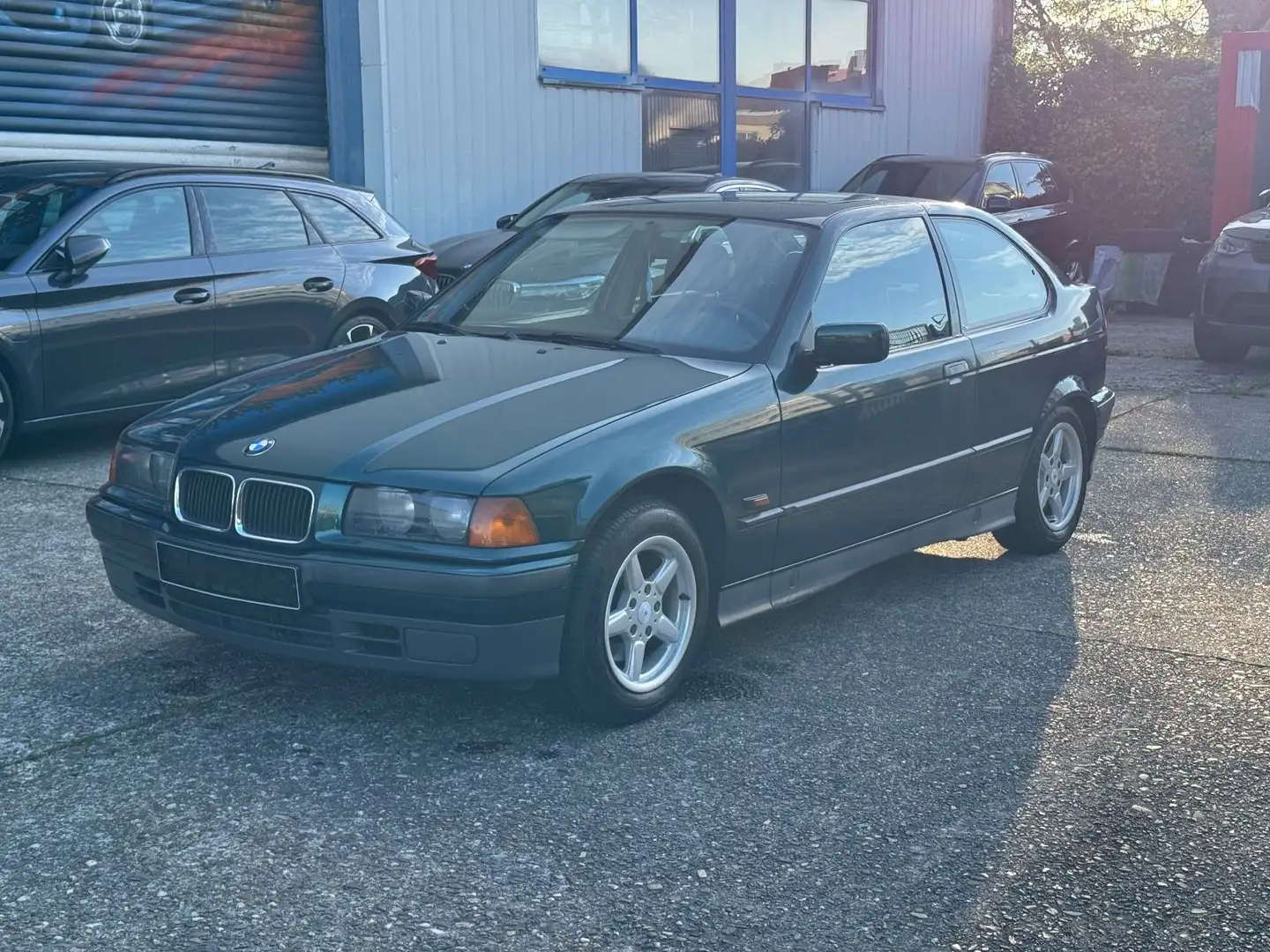 BMW 116 i/Schiebedach/09.27 TÜV/1 Hand Grün - 1