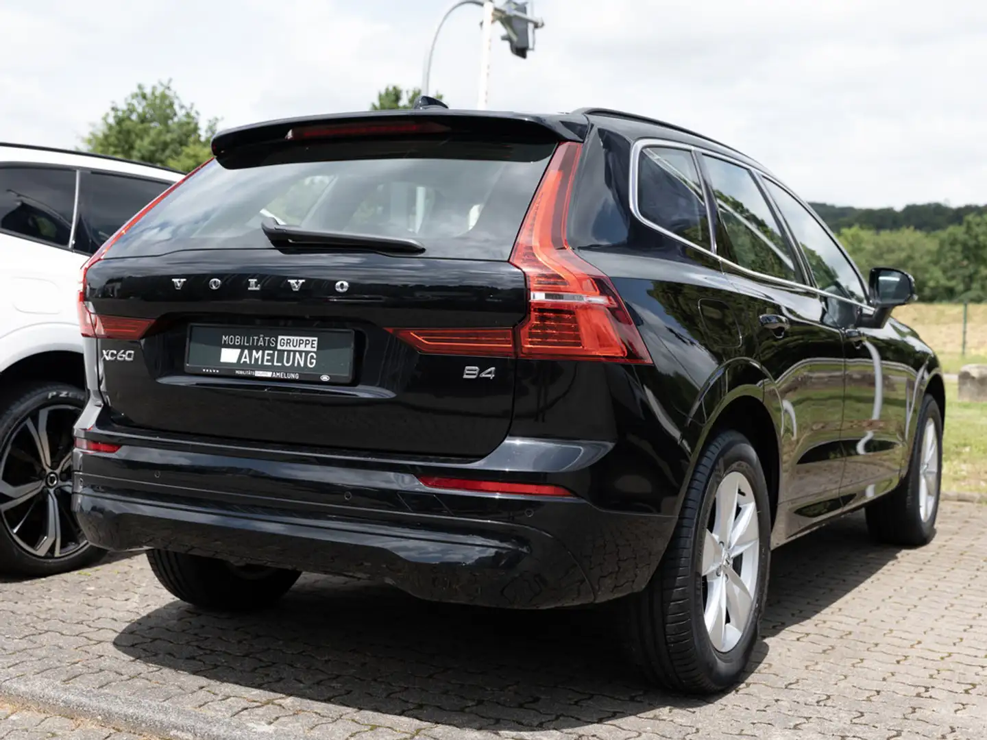 Volvo XC60 B4 Core aus 1.Hand NAVI W-LAN FACEL. LED Schwarz - 2