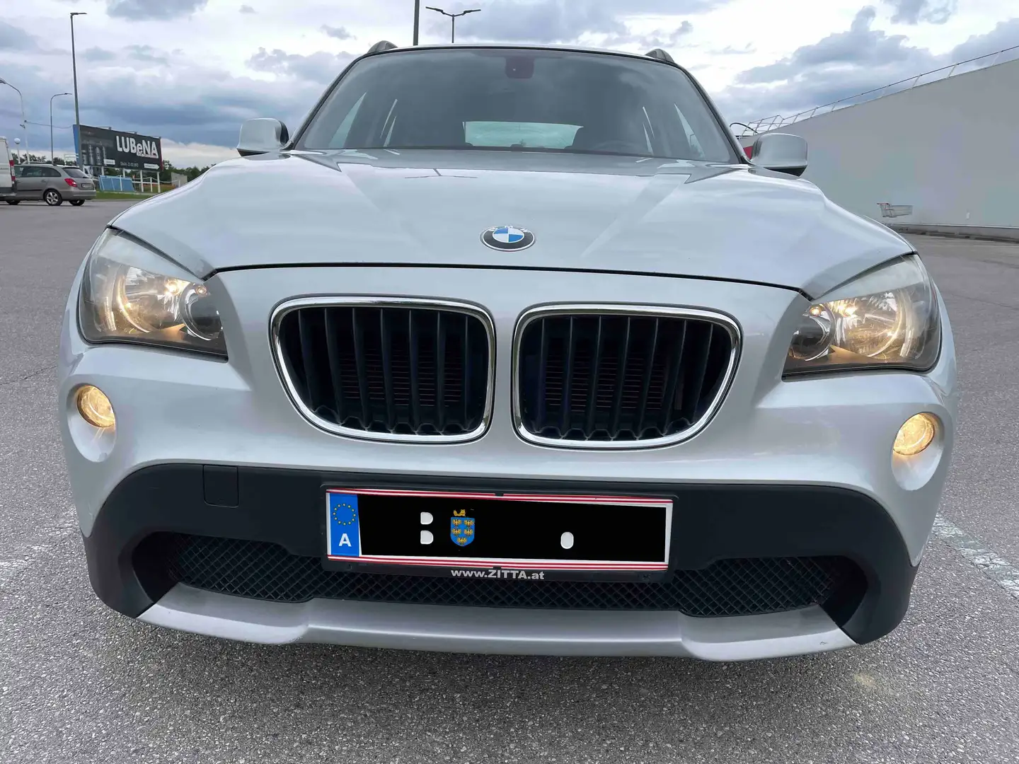 BMW X1 xDrive +NUR 99.000 KM! +AUTOMATIK+ALLRAD*AHK+ SUV Silber - 2