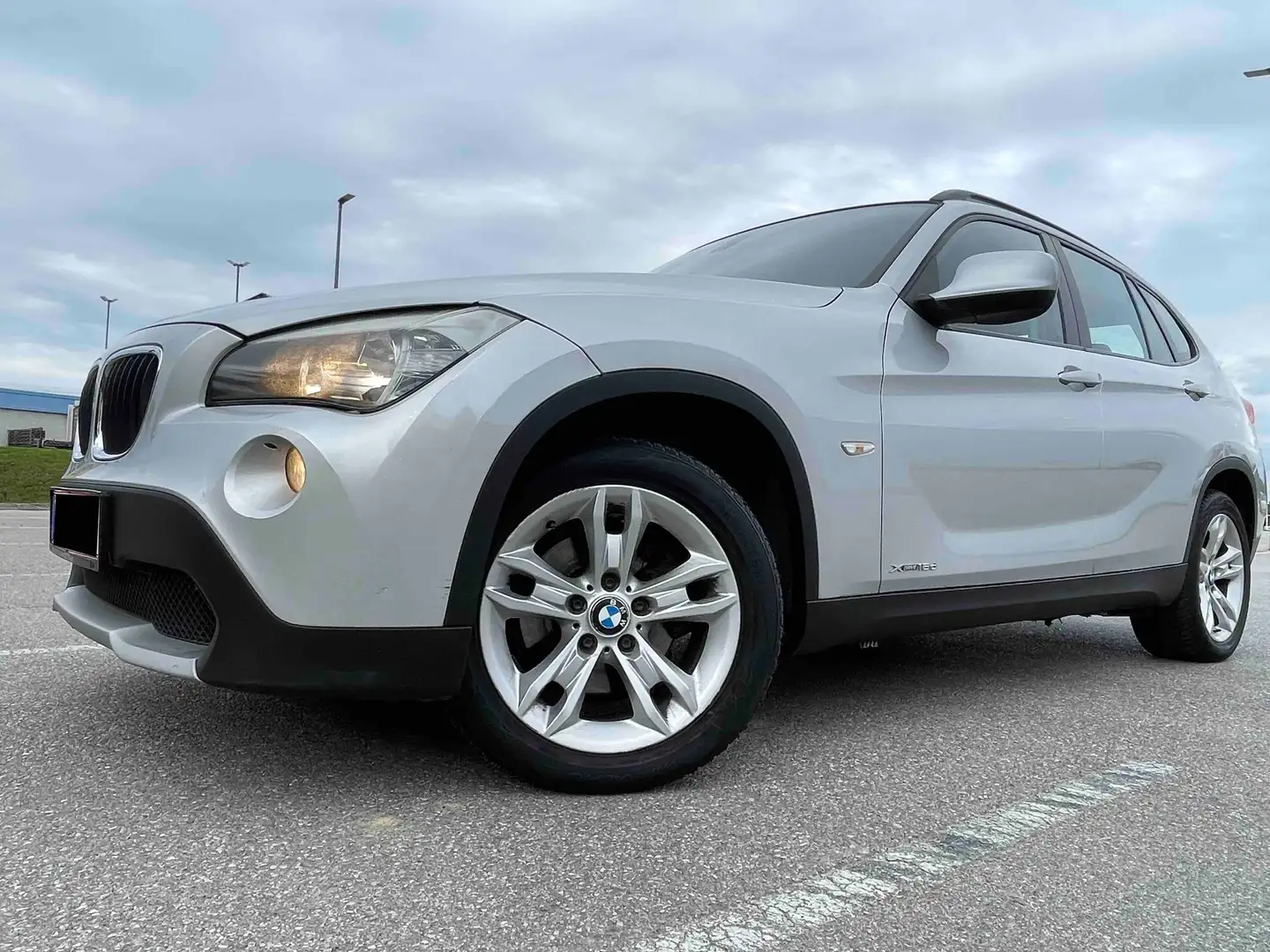 BMW X1 xDrive +NUR 99.000 KM! +AUTOMATIK+ALLRAD*AHK+ SUV Silber - 1