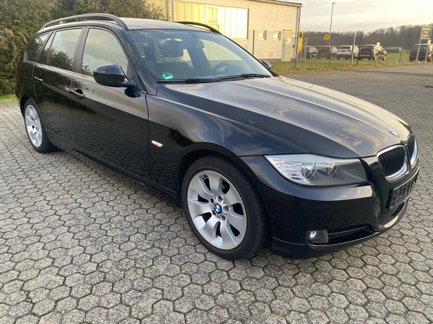 BMW 320 320i Touring * Panorama * HU & Inspektion Neu Černá - 2