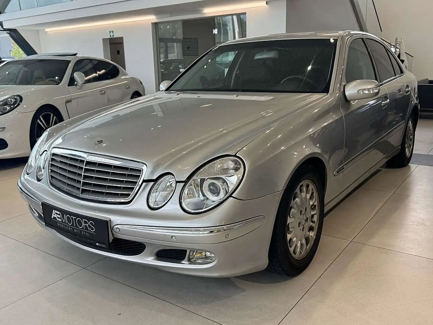 Mercedes-Benz E 220 Elegance CDI Aut. Silber - 2