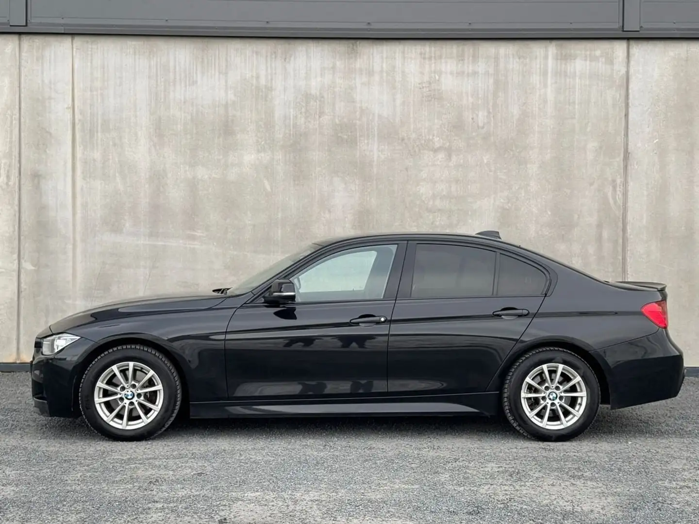 BMW 320 Zwart - 1