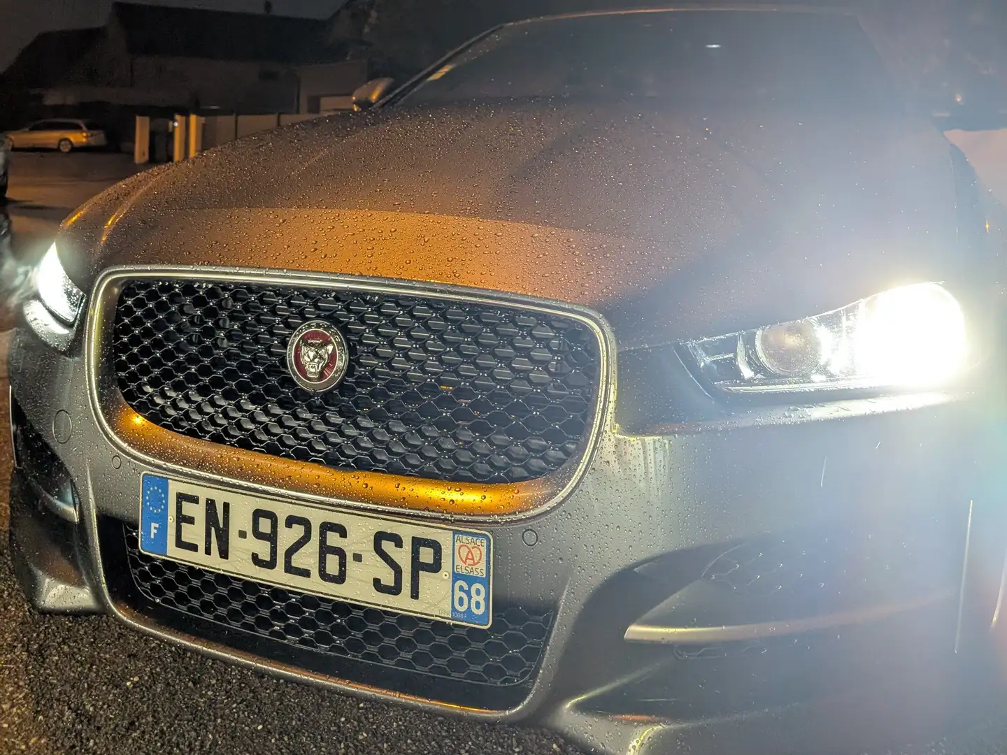 Jaguar XE XE 25d AWD Aut. R-Sport Grau - 2