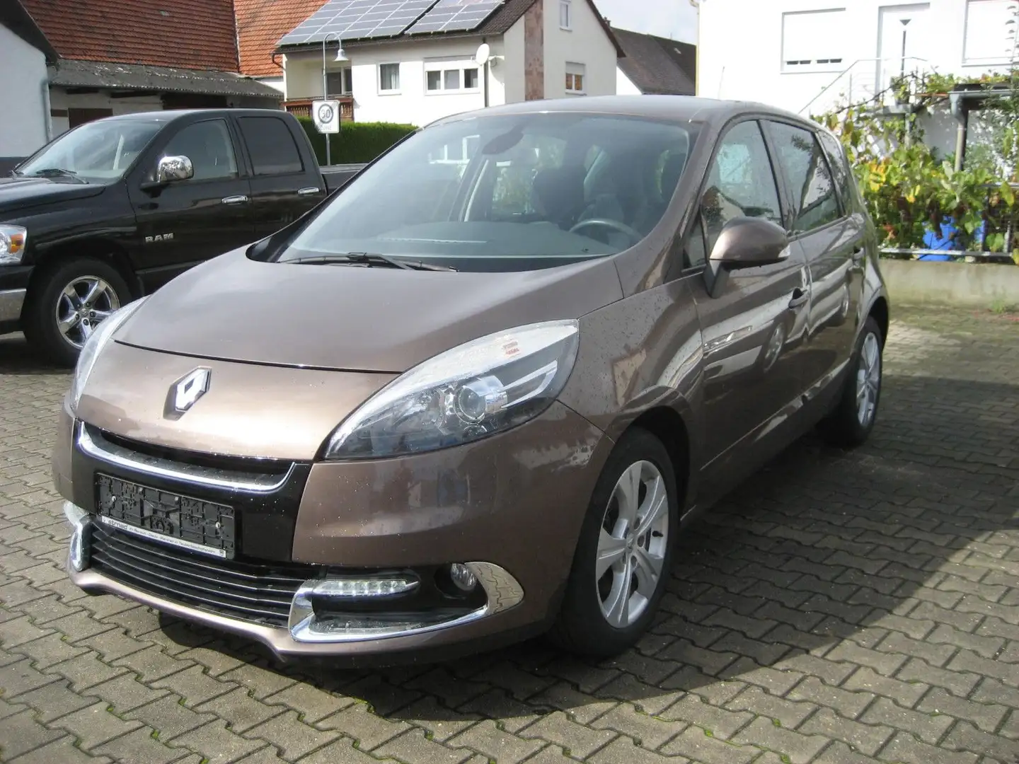 Renault Scenic Dynamique dCi 130 -AHK- HU 10/27-SHZG- Braun - 1