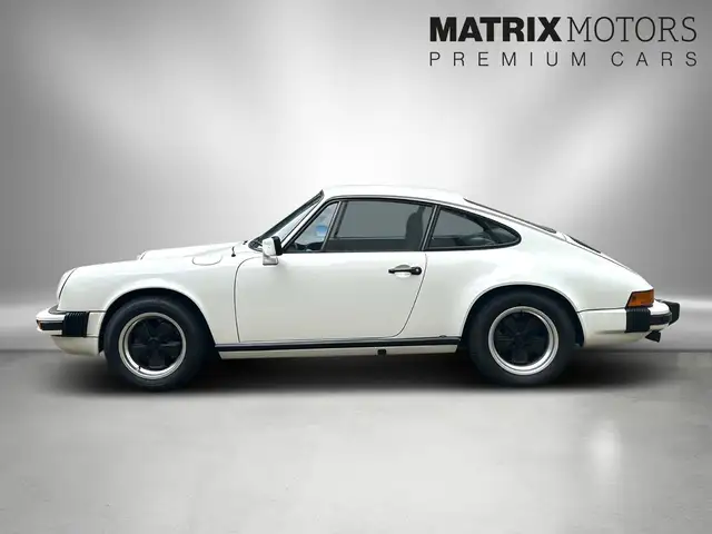 Porsche 911 view 6