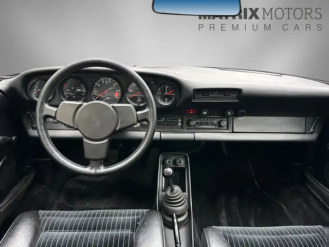 Porsche 911 view 7