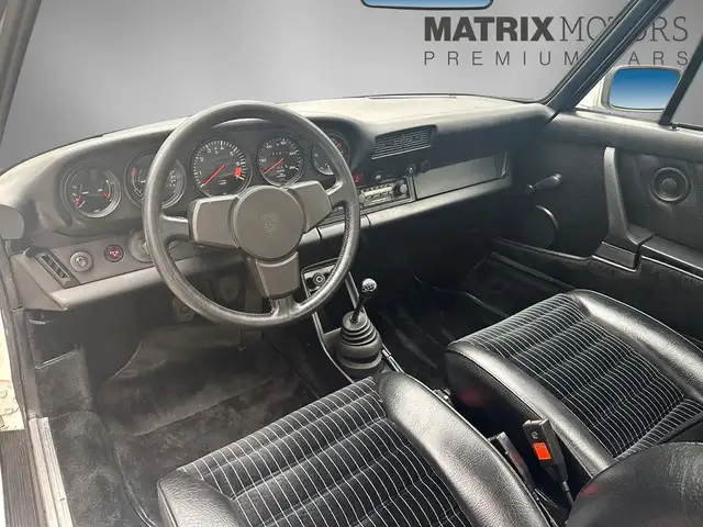 Porsche 911 view 3