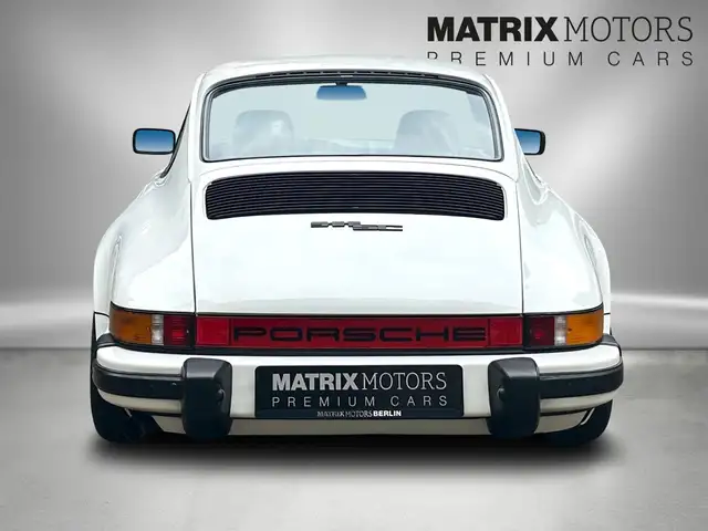 Porsche 911 view 10
