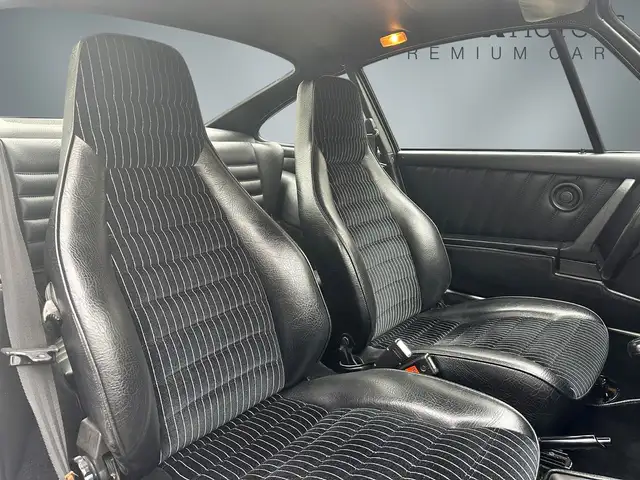 Porsche 911 view 15