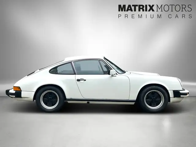 Porsche 911 view 5
