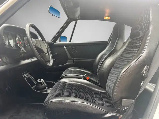 Porsche 911 view 4