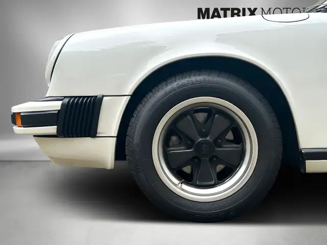 Porsche 911 view 13