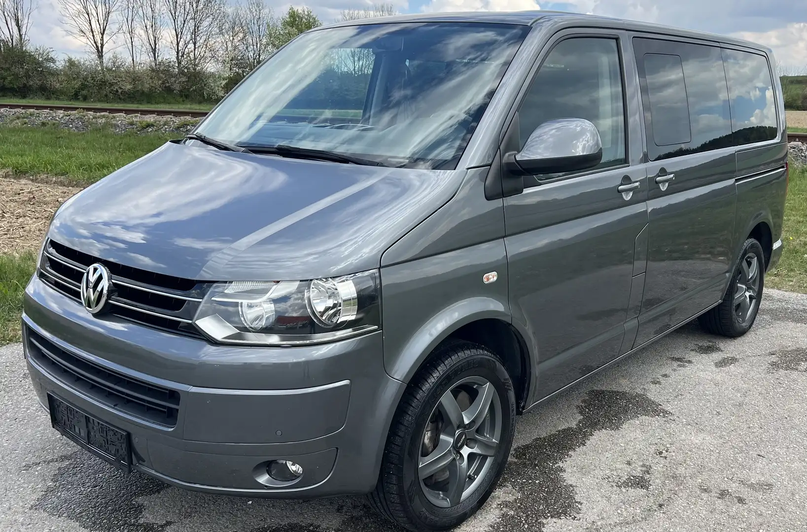 Volkswagen T5 Caravelle Comfortline 2,0 BiTDI 4motion D-PF DSG Grau - 1