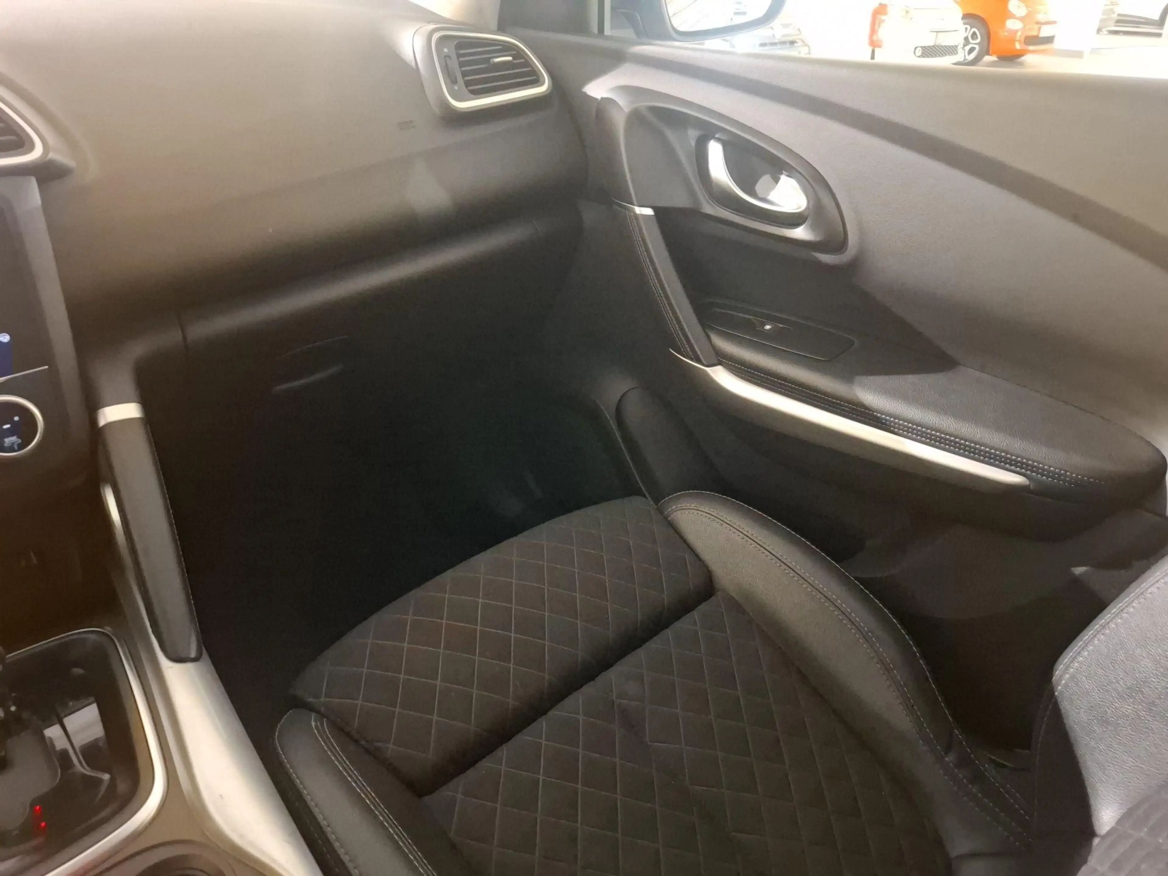 Renault Kadjar 1.5 Blue dCi 115 EDC Intens — photo 9