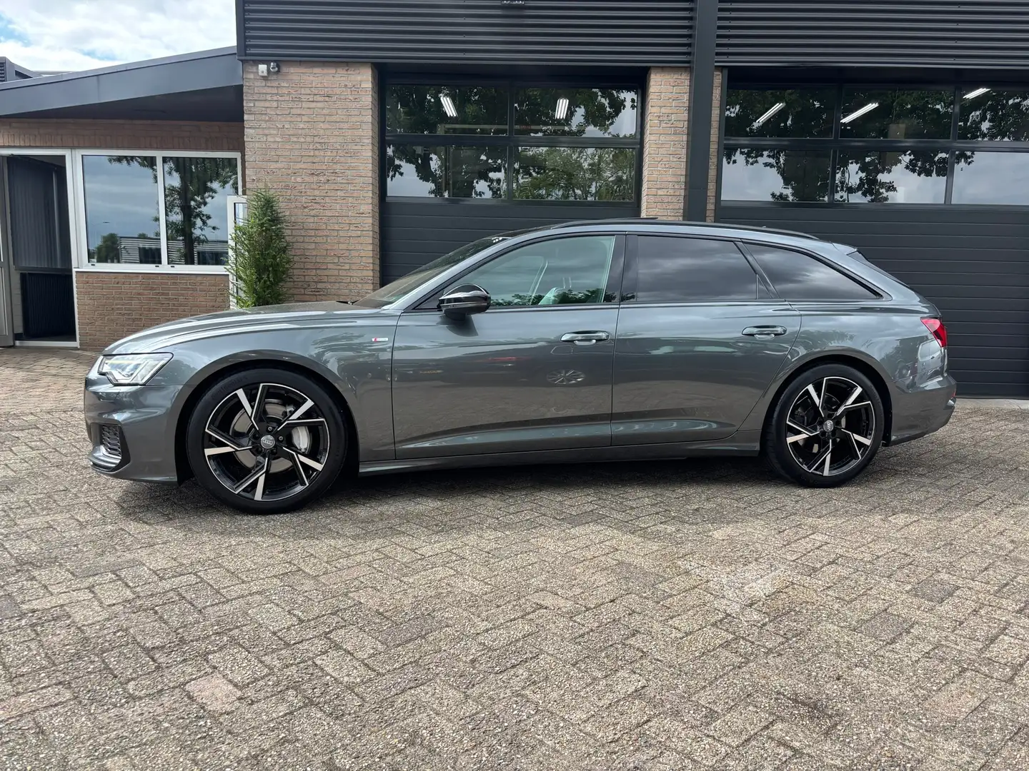 Audi A6 Avant 45 TFSI S edition 245PK Pano Grijs - 2