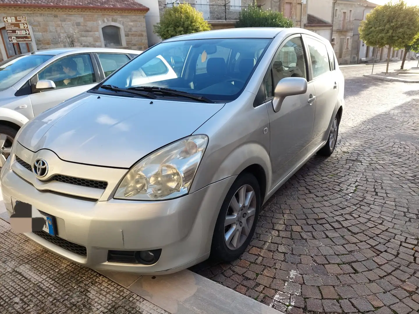 Toyota Corolla Verso D4D 2.2 100kw Beżowy - 1