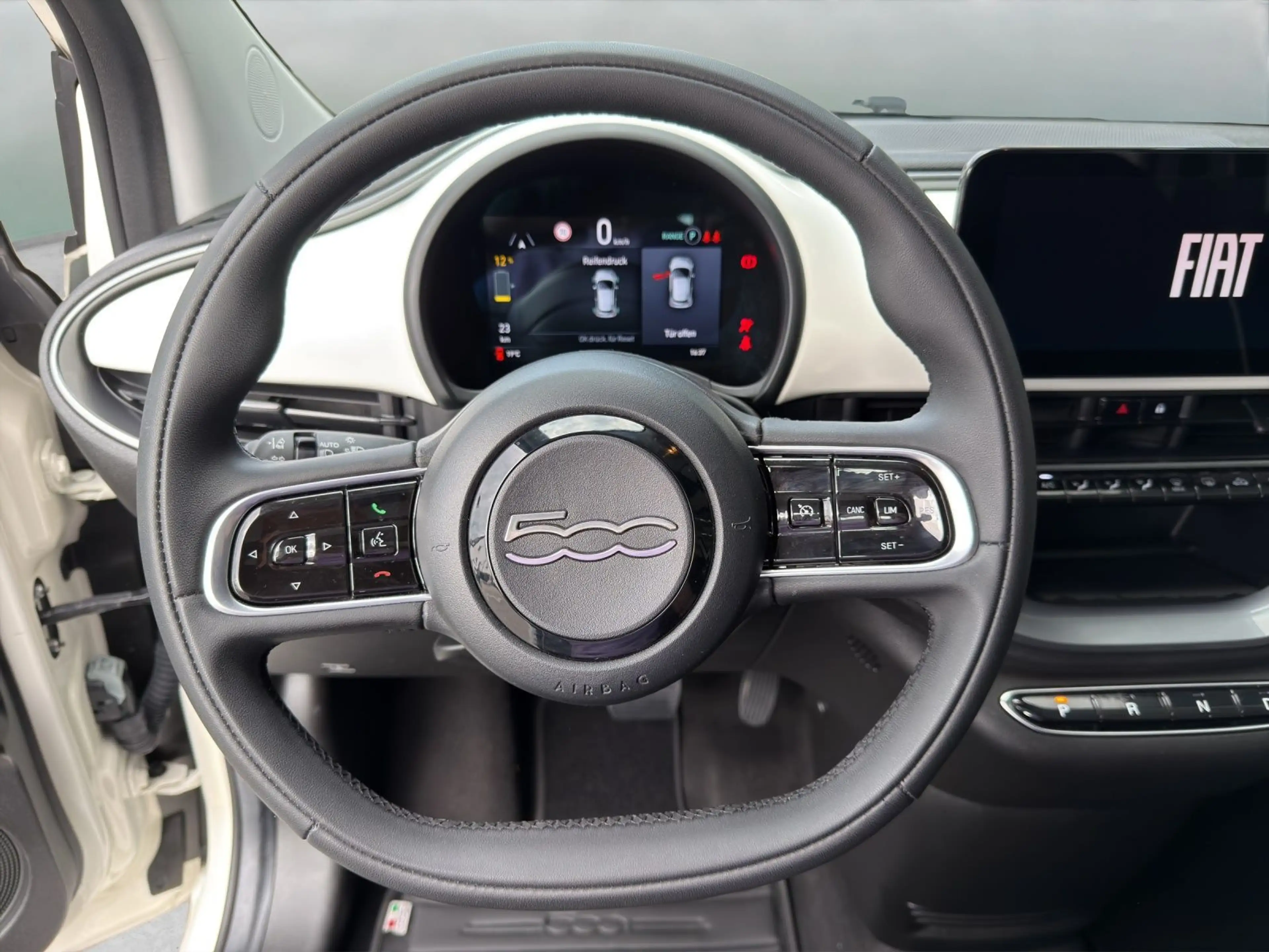 Fiat 500e Cabrio — photo 11