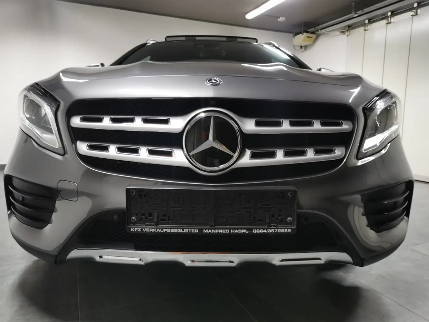 Mercedes-Benz GLA 250 -4 Matic,2xAMG Paket,Panorama,Ahv,SR+WR,Standhzg. Grau - 1